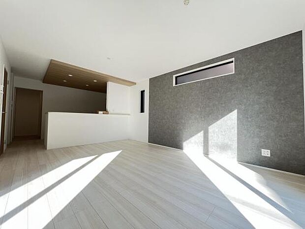 お食事中もキッチンと会話が楽しめるダイニングスペース。