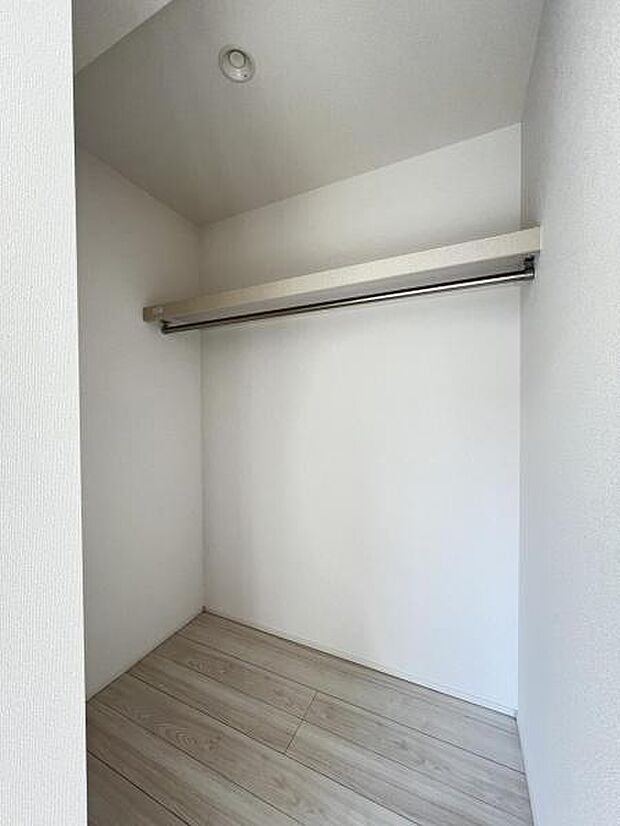 ウォークインクローゼットがあり収納スペースも豊富。季節物もスッキリ片付きそうです。