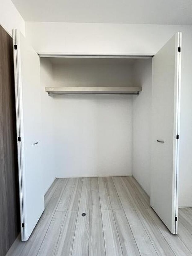 いつでもお部屋をスッキリお使い頂ける収納スペースを設置。