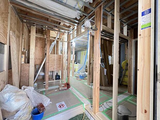 建築中でイメージが掴みにくいかと思いますが、玄関を入って撮影した画像です。着々と完成に向けて進んでおります。