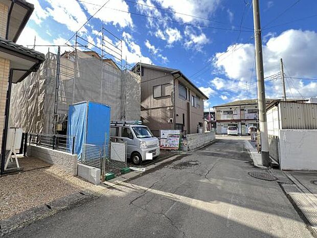 キッチンの後ろ側には広いパントリーがございます。パントリー以外にもワークスペースや、ファミリークロークとしても使えます。