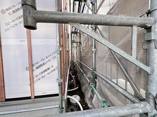 外部からの水分を抑える防水性と、内部からの湿気を通す透湿性を兼ね備えた、透湿防水シートを使用しております。結露を防ぎ、建物の寿命を長くします。