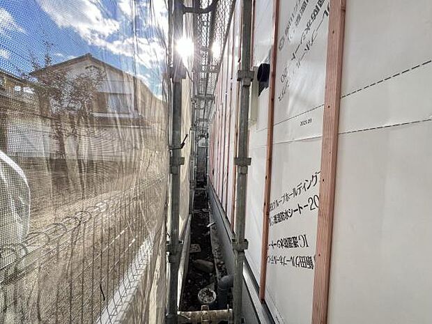 こちらは北東から南東に向けて撮影した画像です。この後に外壁が貼られていきます。完成が楽しみですね。