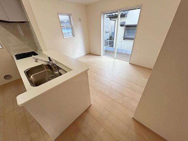 お食事中もキッチンと会話が楽しめるダイニングスペース。