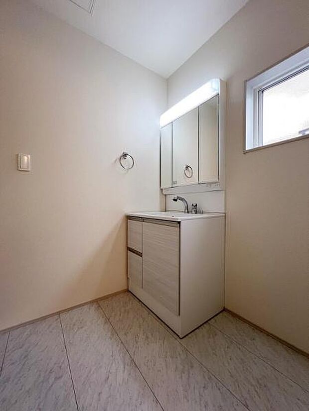 洗面化粧台です。朝の身支度から1日が始まります。