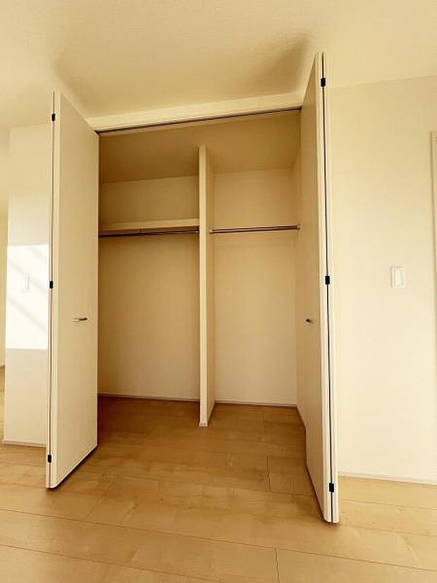 いつでもお部屋をスッキリお使い頂ける収納スペースを設置。