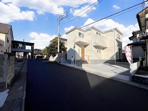 前面道路を含めた現地写真です。