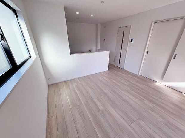 お食事中もキッチンと会話が楽しめるダイニングスペース。