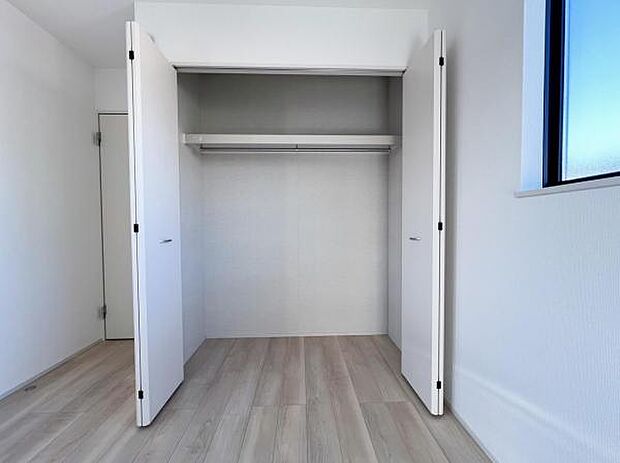 いつでもお部屋をスッキリお使い頂ける収納スペースを設置。