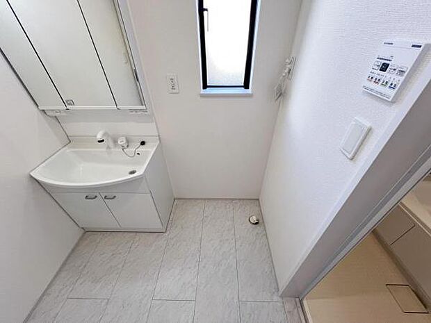 独立洗面台の横にはランドリースペースがございます。