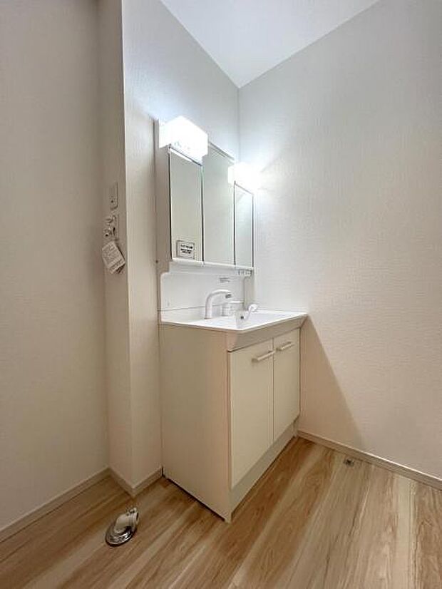 洗面化粧台です。朝の身支度から1日が始まります。