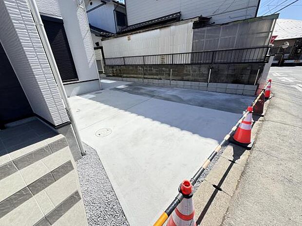 セカンドカーにも便利な並列駐車2台可能です。