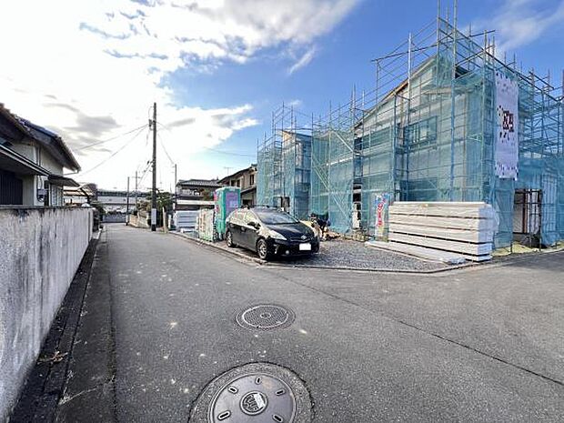 角地で開放感がございます。南側の道路幅4ｍです。