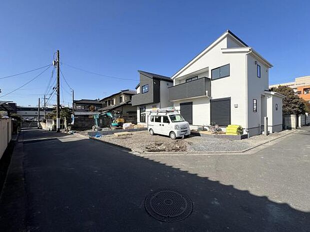 前面道路を含めた現地写真です。ぜひ周辺環境も併せてご覧ください。