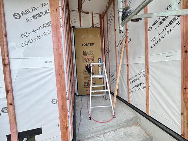 透湿防水シートとは、外部からの雨水は通さず、室内の湿気は外に排出する機能を持ち、結露を防ぎます。