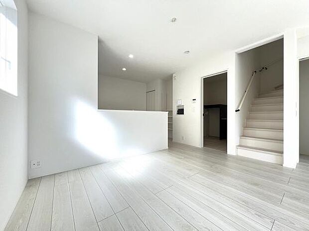 お食事中もキッチンと会話が楽しめるダイニングスペース。