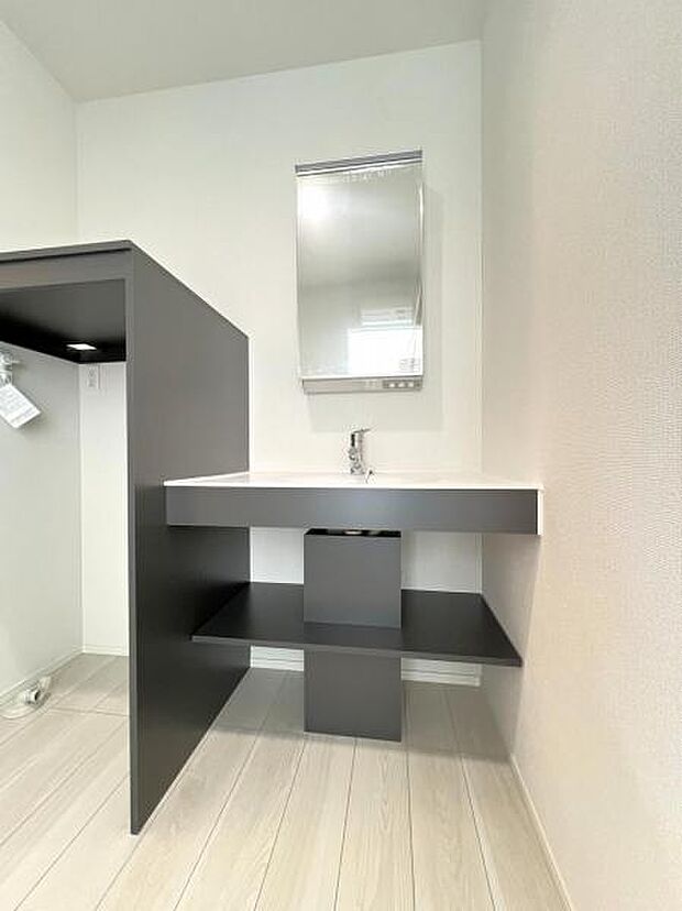 洗面化粧台です。朝の身支度から1日が始まります。