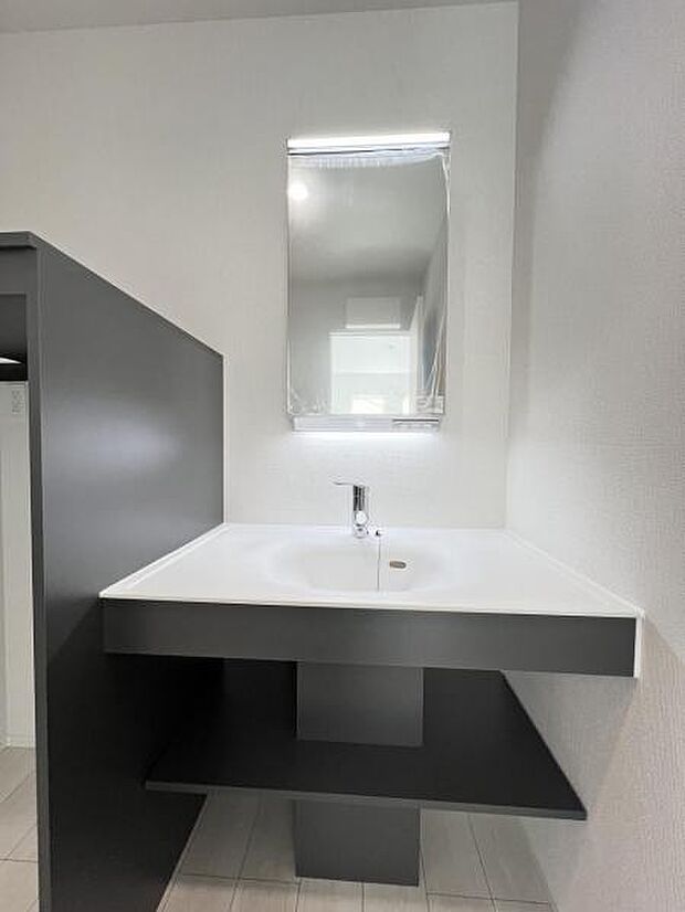 洗面化粧台です。朝の身支度から1日が始まります。