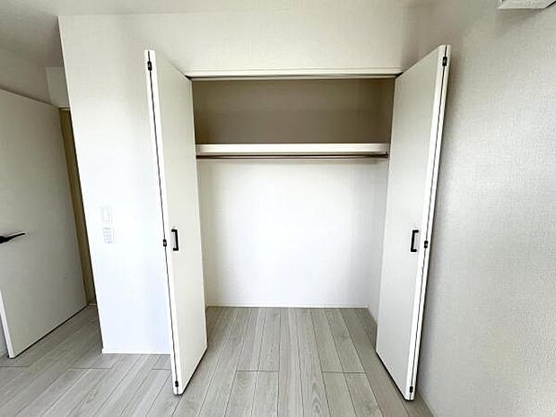 いつでもお部屋をスッキリお使い頂ける収納スペースを設置。