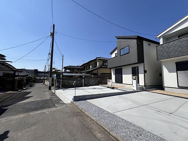 前面道路を含めた現地写真です。