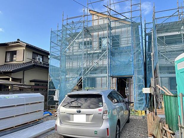 キッチンのコンロは3口で、都市ガスです。 2026年1月下旬完成予定です。 