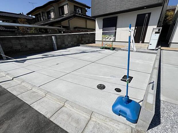 セカンドカーにも便利な並列駐車2台可能です。