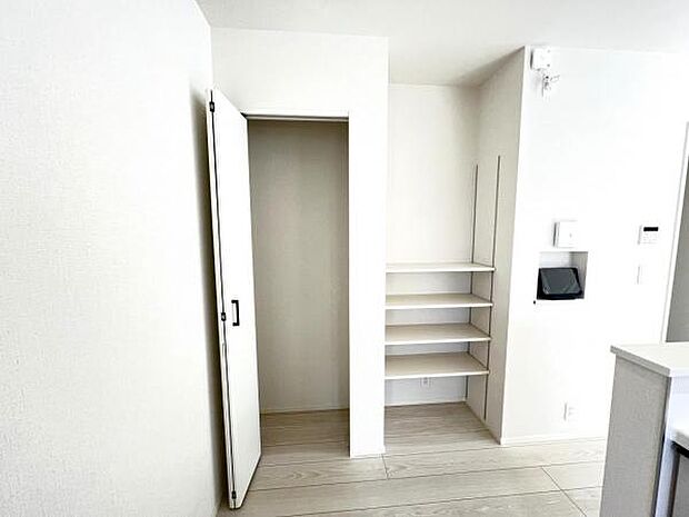 キッチン横には収納と収納棚があります。
