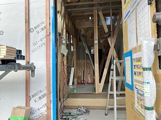 透湿防水シートとは、外部からの雨水は通さず、室内の湿気は外に排出する機能を持ち、結露を防ぎます。