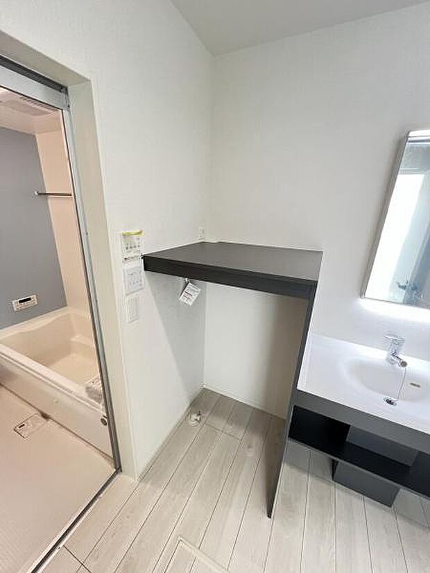 独立洗面台の横にはランドリースペースがございます。上部はガス衣類乾燥機が置けるスペースもあります。