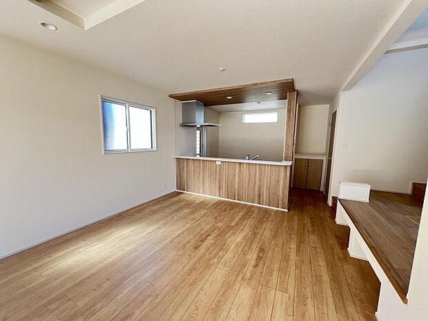 お食事中もキッチンと会話が楽しめるダイニングスペース。