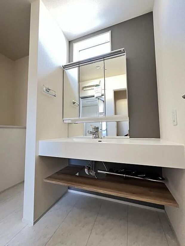 洗面化粧台です。朝の身支度から1日が始まります。