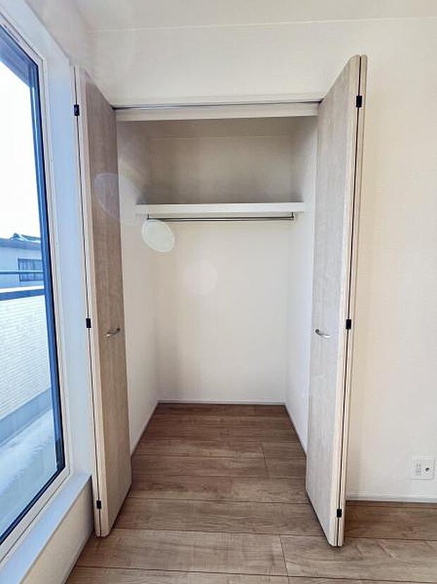 いつでもお部屋をスッキリお使い頂ける収納スペースを設置。