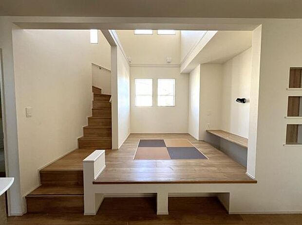 スキップフロアーの和室スペースです。畳のお部屋は寛げる空間ですね。