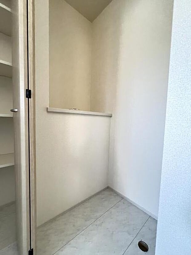 独立洗面台の横にはランドリースペースがございます。