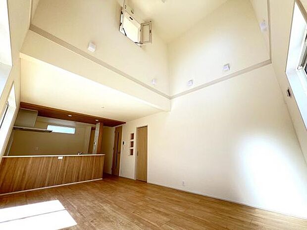 リビングダイニングになります。ご家族そろっての素敵な空間になりそうですね。