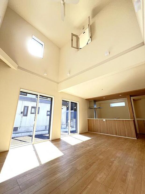 上部には吹抜けが有り、家族団らんの場所としてゆったりと居心地の良いリビングです。