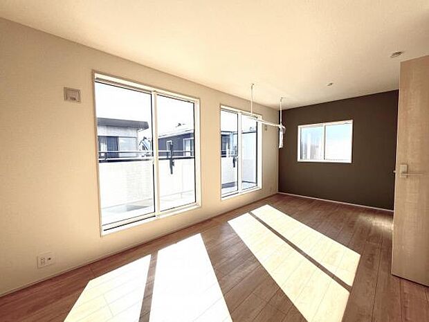 明るい広々とした主寝室でご家族ゆっくりお休みになれますね。