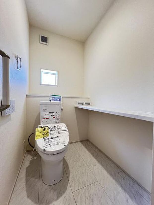 シャワー洗浄機能付のトイレは、清潔感が印象的な空間ですね。