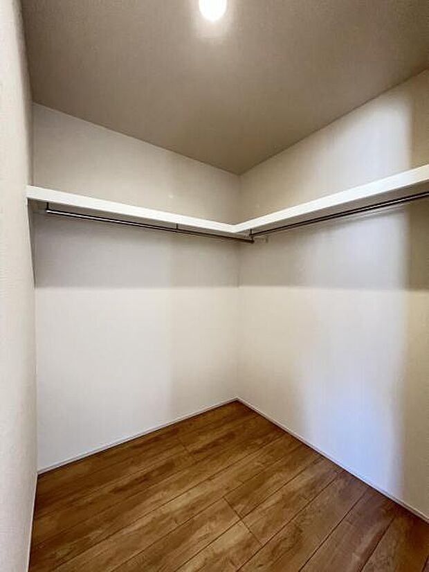 ウォークインクローゼットがあり収納スペースも豊富。季節物もスッキリ片付きそうです。