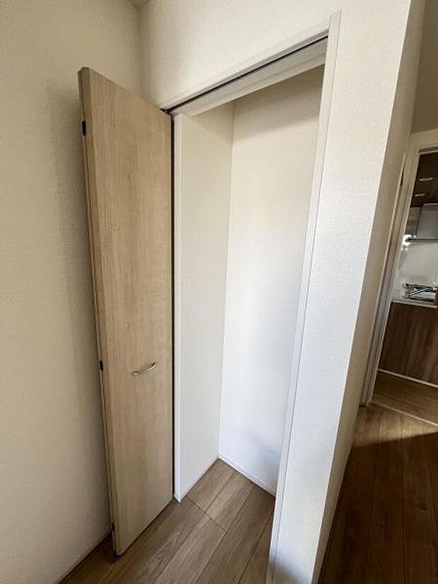 1階廊下に収納スペースを設置。