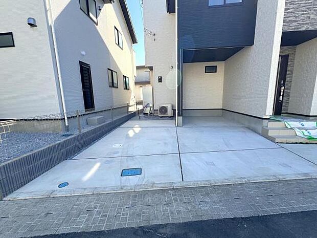 セカンドカーにも便利な駐車並列2台可能です。