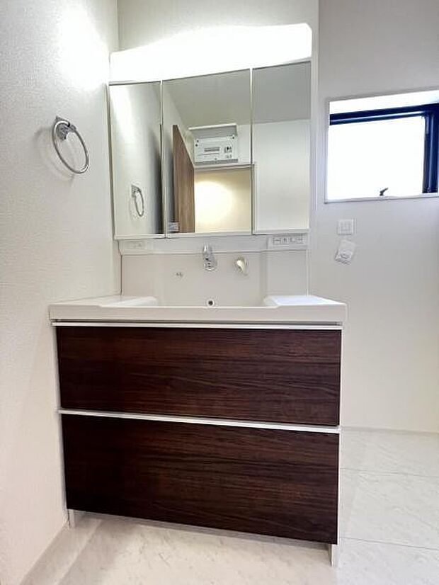 洗面化粧台です。朝の身支度から1日が始まります。