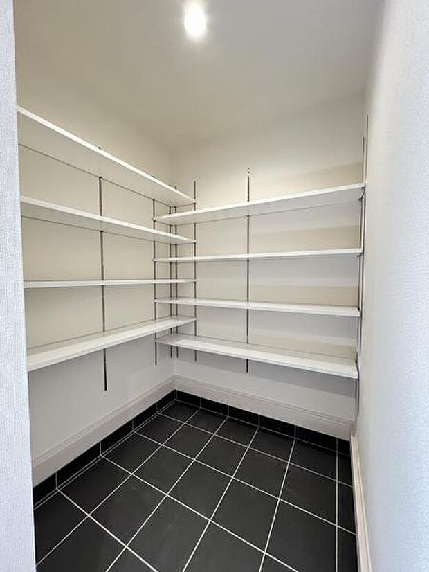 シューズクロークはご家族皆さまの靴がすっきりと片付きそうですね。