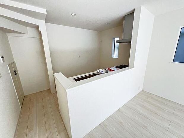 お食事中もキッチンと会話が楽しめるダイニングスペース。