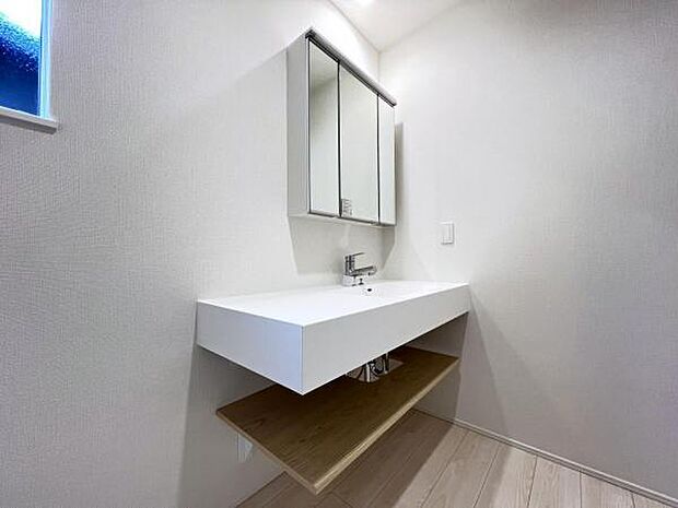 シャワー付き洗面化粧台です。手軽にシャンプーができ、お掃除もしやすいですね。