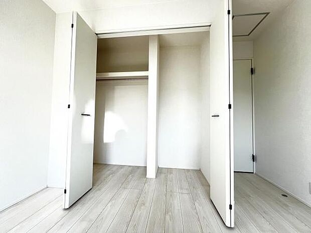 中の物を確認しやすく、取り出しやすい収納スペース。お部屋を広々とお使いいただけます。