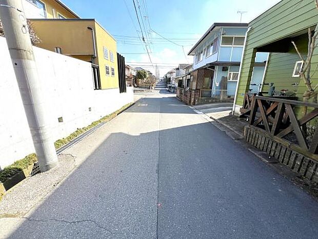 前面道路を含めた現地写真です。ぜひ周辺環境も併せてご覧ください。