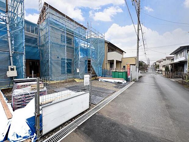 前面道路を含めた現地写真です。