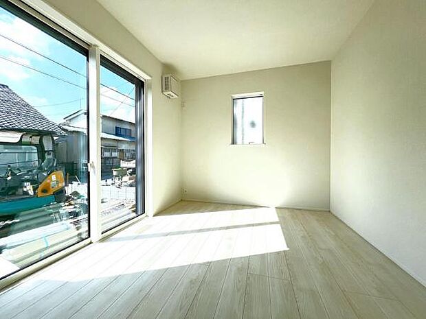 木の温もりが優しいフローリングの収納スペース付き洋室です。