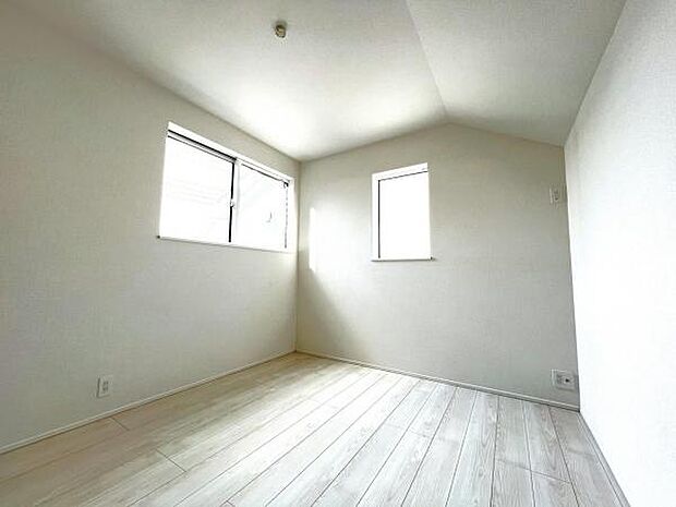 2面採光を確保した室内は、明るく風通しも良く、大変居心地の良い空間となっております。